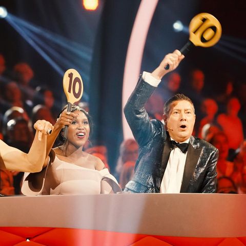 Die Juroren Jorge Gonzalez, Motsi Mabuse und Joachim Llambi halten Punkteschilder mit der 10 nach oben