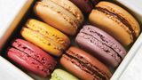 Schokoladen-Macarons      Zutaten:  Für die Baiserkekse: 100 g Mandelmehl, so fein wie möglich, 3 EL (15 g) ungesüßtes Kakaopulver, 3 große Eiweiß, ¼ TL feines Meersalz, ⅛ TL Weinsteinpulver, 50 g feinster Zucker, 150 g Puderzucker  Für die Ganachefüllung: 115 g hochwertige Zartbitterschokolade (60–70 % Kakaogehalt), fein gehackt, 80 g Schlagsahne, 15 g Butter, gewürfelt      Zubereitung:  Für die Baiserkekse: Die Backgitter in das untere und das obere Drittel des Backofens geben und den Backofen auf 100 °C vorheizen. Zwei Backbleche mit Backpapier oder Backmatten aus Silikon auslegen. Darauf achten, dass die Backbleche und die Backmatten trocken sind. Das Mandelmehl und das Kakaopulver in eine Schüssel sieben. Die groben Mandelstücke, die nicht durch das Sieb fallen, entfernen.  In einer mittelgroßen Schüssel das Eiweiß, das Salz und das Weinsteinpulver mit einem Handmixer bei niedriger Geschwindigkeit etwa 30 Sekunden schaumig schlagen. Die Geschwindigkeit auf die mittlere Stufe erhöhen und etwa 1 Minute, oder bis die Baisermasse weiche Spitzen bildet, weiterschlagen. Mit hoher Geschwindigkeit zu steifen Spitzen schlagen und währenddessen den Zucker in 4–5 Portionen mit je 15 Sekunden Abstand einstreuen. Die Baisermasse soll glänzend und weiß sein. Langsam den Puderzucker dazugeben und bei niedriger Geschwindigkeit weiterschlagen, bis die Spitzen wieder steif sind.  Das gesiebte Mandelmehl und das Kakaopulver mit kreisenden, vertikalen Bewegungen unterheben, um die luftige Konsistenz der Baisermasse zu erhalten. Der Teig sollte wie ein Band von dem Spatel fließen.  Den Macaronteig in einen Spritzbeutel mit einer runden, 1,25 cm großen Spritztülle füllen. Den Spritzbeutel senkrecht über das Backblech halten und Kreise mit einem Durchmesser von 4 cm und mit einem Abstand von 4 cm auf das Backblech spritzen. Auf jedes Blech sollten etwa 30 passen. Das Backblech einige Male auf die Arbeitsfläche schlagen, um die Luftbläschen zu entfernen.  12–16 Minuten, oder bis die Macarons eine Wölbung bekommen haben, backen und nach 10 Minuten die Backbleche umdrehen und das obere mit dem unteren tauschen. Um zu prüfen, ob die Macarons fertig sind, ein paar Kekse sanft hin und her rücken. Wenn sich dabei der obere Teil bewegt, müssen sie noch ein wenig länger gebacken werden. Wenn sie nicht nachgeben, sind sie fertig.  Ein paar Minuten auf dem Blech auskühlen lassen und dann vorsichtig abheben und auf einem Gitter komplett auskühlen lassen.      Für die Ganachefüllung: Die Schokolade in eine hitzebeständige mittelgroße Schüssel geben. In einem kleinen Topf die Sahne aufkochen. Über die Schokolade gießen und mit einem Spatel verrühren (ohne sie zu verschlagen), bis die Masse glatt ist und glänzt. Die Butter dazugeben und verrühren, bis sie eingearbeitet ist. Den Spritzbeutel und die Tülle reinigen und die Ganache hineinlöffeln. 30 Minuten auskühlen lassen.      Anrichten: Baiserkekse ähnlicher Größe paaren. Einen Klecks Ganachefüllung, etwa 1 gehäufter TL, auf einen Keks aller Paare spritzen. Den jeweils dazugehörenden leeren Keks daraufsetzen, andrücken und sanft hin und her drehen, um die Füllung gleichmäßig zu verteilen. Damit sie fest werden, mindestens 2 Stunden oder über Nacht kalt stellen. 146 ~