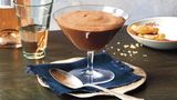 Mousse au chocolat      Zutaten:  200 g hochwertige Zartbitterschokolade (60–70 % Kakaogehalt), fein gehackt, 180 g Schlagsahne, 4 große Eier, getrennt, ¼ TL feines Meersalz, ⅛ TL Weinsteinpulver, 35 g Zucker      Zubereitung:  3 Stunden oder bis zu einem Tag vor dem Servieren die Mousse zubereiten. 6 Förmchen oder Gläser mit einem Fassungsvermögen von je 120 ml oder eine Servierschüssel, die 720 ml fasst, bereitstellen. Die Schokolade in eine hitzebeständige Schüssel geben. In einem kleinen Topf die Sahne aufkochen. Die aufgekochte Sahne über die Schokolade gießen und mit einem Spatel so lange verrühren, bis die Masse glatt ist und glänzt. In der Schüssel einer Küchenmaschine mit Knethaken (oder bei der Zubereitung von Hand oder mit einem Handmixer in eine große Schüssel) das Eiweiß, das Salz und das Weinsteinpulver geben. Bei mittlerer bis schneller Geschwindigkeit etwa 1 Minute, oder bis das Eiweiß in Spitzen stehen bleibt, verrühren. Weiterschlagen und den Zucker in vier Portionen im Abstand von etwa 15 Sekunden hinzugeben. Weiter steif schlagen. Der Eischnee sollte weiß sein und glänzen. Die 4 Eigelb, eines nach dem anderen, gründlich in die Schokoladenmischung einrühren. Ein Drittel des Eischnees einrühren, um die Textur aufzulockern. Mit einem Spatel den restlichen Eischnee in zwei Portionen mit kreisenden, vertikalen Bewegungen unterheben, um die luftige Konsistenz des Eischnees zu erhalten. In die bereitgestellten Förmchen verteilen und mit Frischhaltefolie abdecken. Mindestens 2 Stunden oder über Nacht kalt stellen. Kalt servieren. • Anmerkung • Mousse au Chocolat wird mit rohen Eiern zubereitet, daher sollten die Eier besonders frisch sein. Kleine Kinder, Schwangere oder Personen mit schwachem Immunsystem sollten diese Mousse nicht essen.