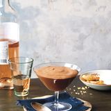 Mousse au chocolat      Zutaten:  200 g hochwertige Zartbitterschokolade (60–70 % Kakaogehalt), fein gehackt, 180 g Schlagsahne, 4 große Eier, getrennt, ¼ TL feines Meersalz, ⅛ TL Weinsteinpulver, 35 g Zucker      Zubereitung:  3 Stunden oder bis zu einem Tag vor dem Servieren die Mousse zubereiten. 6 Förmchen oder Gläser mit einem Fassungsvermögen von je 120 ml oder eine Servierschüssel, die 720 ml fasst, bereitstellen. Die Schokolade in eine hitzebeständige Schüssel geben. In einem kleinen Topf die Sahne aufkochen. Die aufgekochte Sahne über die Schokolade gießen und mit einem Spatel so lange verrühren, bis die Masse glatt ist und glänzt. In der Schüssel einer Küchenmaschine mit Knethaken (oder bei der Zubereitung von Hand oder mit einem Handmixer in eine große Schüssel) das Eiweiß, das Salz und das Weinsteinpulver geben. Bei mittlerer bis schneller Geschwindigkeit etwa 1 Minute, oder bis das Eiweiß in Spitzen stehen bleibt, verrühren. Weiterschlagen und den Zucker in vier Portionen im Abstand von etwa 15 Sekunden hinzugeben. Weiter steif schlagen. Der Eischnee sollte weiß sein und glänzen. Die 4 Eigelb, eines nach dem anderen, gründlich in die Schokoladenmischung einrühren. Ein Drittel des Eischnees einrühren, um die Textur aufzulockern. Mit einem Spatel den restlichen Eischnee in zwei Portionen mit kreisenden, vertikalen Bewegungen unterheben, um die luftige Konsistenz des Eischnees zu erhalten. In die bereitgestellten Förmchen verteilen und mit Frischhaltefolie abdecken. Mindestens 2 Stunden oder über Nacht kalt stellen. Kalt servieren. • Anmerkung • Mousse au Chocolat wird mit rohen Eiern zubereitet, daher sollten die Eier besonders frisch sein. Kleine Kinder, Schwangere oder Personen mit schwachem Immunsystem sollten diese Mousse nicht essen.