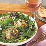 Salat mit Apfel, Ziegenkäse und Haselnusskruste      Zutaten:  Olivenöl 60 g Haselnusskerne, geröstet, geschält und fein gehackt, 2 TL gemischte, getrocknete Kräuter, wie Kräuter der Provence, 2 TL getrocknete Knoblauchflocken, ¼ TL feines Meersalz, 4 knackige, vorzugsweise kleine Äpfel (à ca. 120–170 g), 250 g frischer Ziegenkäse, 160 g gemischter Salat, 60 ml Bistro-Vinaigrette, frischer, grob gehackter Kerbel oder glatte Petersilie frisch gemahlener schwarzer Pfeffer      Bistro-Vinaigrette: 1 EL fein gehackte Schalotte, ½ TL feines Meersalz, 2 EL roter oder weißer Weinessig, 1 EL Dijon-Senf, 6 EL neutrales Öl, wie Sonnenblumen-, Traubenkern- oder Rapsöl frisch gemahlener Pfeffer (weiß, wenn vorhanden)      Zubereitung:  Den Backofen auf 200 °C vorheizen. Ein Backblech mit etwas Olivenöl einstreichen.  In einer flachen Schlüssel die Haselnüsse, die Kräuter, den Knoblauch und das Salz vermischen.  Die Kerngehäuse der Äpfel entfernen und quer in insgesamt 12 Scheiben mit einer Dicke von etwa 1,25 cm schneiden. Die Apfelscheiben in die Haselnussmischung drücken, um sie beidseitig zu »panieren«. Auf das Backblech legen.  Den Ziegenkäse in 12 Scheiben mit einer Dicke von etwa 1,25 cm aufschneiden. Jede Scheibe in der Haselnussmischung wenden und vorsichtig andrücken, um sie beidseitig zu »panieren«. Die Ziegenkäsescheiben auf die Apfelscheiben legen.  Die Apfel-Käse-Türmchen 8–10 Minuten, oder bis der Käse Blasen schlägt, backen.  Den gemischten Salat mit der Bistro-Vinaigrette anmachen und auf 4 Salatschalen verteilen. In jede Schale 3 Apfel-Käse-Türmchen geben, mit Kerbel und Pfeffer garnieren und servieren.