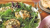 Salat mit Apfel, Ziegenkäse und Haselnusskruste      Zutaten:  Olivenöl 60 g Haselnusskerne, geröstet, geschält und fein gehackt, 2 TL gemischte, getrocknete Kräuter, wie Kräuter der Provence, 2 TL getrocknete Knoblauchflocken, ¼ TL feines Meersalz, 4 knackige, vorzugsweise kleine Äpfel (à ca. 120–170 g), 250 g frischer Ziegenkäse, 160 g gemischter Salat, 60 ml Bistro-Vinaigrette, frischer, grob gehackter Kerbel oder glatte Petersilie frisch gemahlener schwarzer Pfeffer      Bistro-Vinaigrette: 1 EL fein gehackte Schalotte, ½ TL feines Meersalz, 2 EL roter oder weißer Weinessig, 1 EL Dijon-Senf, 6 EL neutrales Öl, wie Sonnenblumen-, Traubenkern- oder Rapsöl frisch gemahlener Pfeffer (weiß, wenn vorhanden)      Zubereitung:  Den Backofen auf 200 °C vorheizen. Ein Backblech mit etwas Olivenöl einstreichen.  In einer flachen Schlüssel die Haselnüsse, die Kräuter, den Knoblauch und das Salz vermischen.  Die Kerngehäuse der Äpfel entfernen und quer in insgesamt 12 Scheiben mit einer Dicke von etwa 1,25 cm schneiden. Die Apfelscheiben in die Haselnussmischung drücken, um sie beidseitig zu »panieren«. Auf das Backblech legen.  Den Ziegenkäse in 12 Scheiben mit einer Dicke von etwa 1,25 cm aufschneiden. Jede Scheibe in der Haselnussmischung wenden und vorsichtig andrücken, um sie beidseitig zu »panieren«. Die Ziegenkäsescheiben auf die Apfelscheiben legen.  Die Apfel-Käse-Türmchen 8–10 Minuten, oder bis der Käse Blasen schlägt, backen.  Den gemischten Salat mit der Bistro-Vinaigrette anmachen und auf 4 Salatschalen verteilen. In jede Schale 3 Apfel-Käse-Türmchen geben, mit Kerbel und Pfeffer garnieren und servieren.