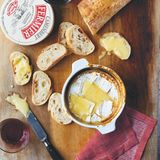 Gebackener Camembert mit Honig & Cidre      Zutaten:  220–250 g Camembertkäse, 1 EL Cidre oder Apfelweinbrand, z. B. Calvados, 2 TL Honig, frisches Baguette zum Servieren      Zubereitung:  Den Käse 1 Stunde im Voraus aus dem Kühlschrank holen. Aus der Verpackung nehmen und jegliche Aufkleber oder Etiketten entfernen. Den Käse in eine ofenfeste Schüssel oder Backform, die weder zu groß noch zu klein ist, geben. Den Backofen auf 200 °C vorheizen. Mit einem scharfen Messer den Camembert in einem Rautenmuster tief einritzen. Mit dem Cidre beträufeln und den Honig darauflöffeln. 15–20 Minuten, oder bis der Käse geschmolzen und angebräunt ist, backen. 5 Minuten ruhen lassen und dann mit dem Brot servieren.