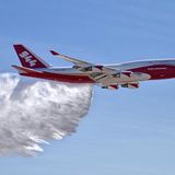 Dieser zum Tanker umgerüstete Jumbojet kann bis zu 75.000 Liter Wasser aufnehmen, um Waldbrände zu bekämpfen