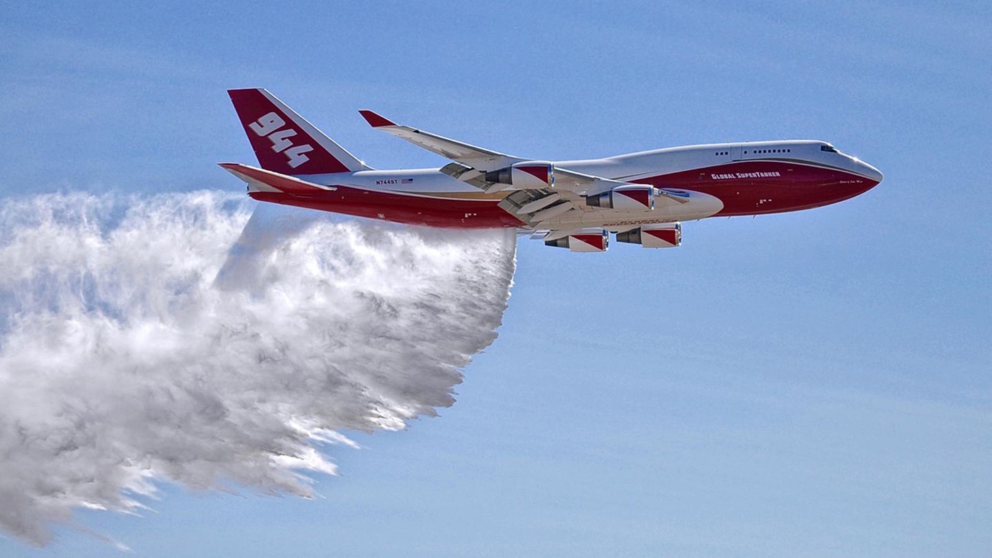 Dieser zum Tanker umgerüstete Jumbojet kann bis zu 75.000 Liter Wasser aufnehmen, um Waldbrände zu bekämpfen