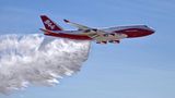 Dieser zum Tanker umgerüstete Jumbojet kann bis zu 75.000 Liter Wasser aufnehmen, um Waldbrände zu bekämpfen