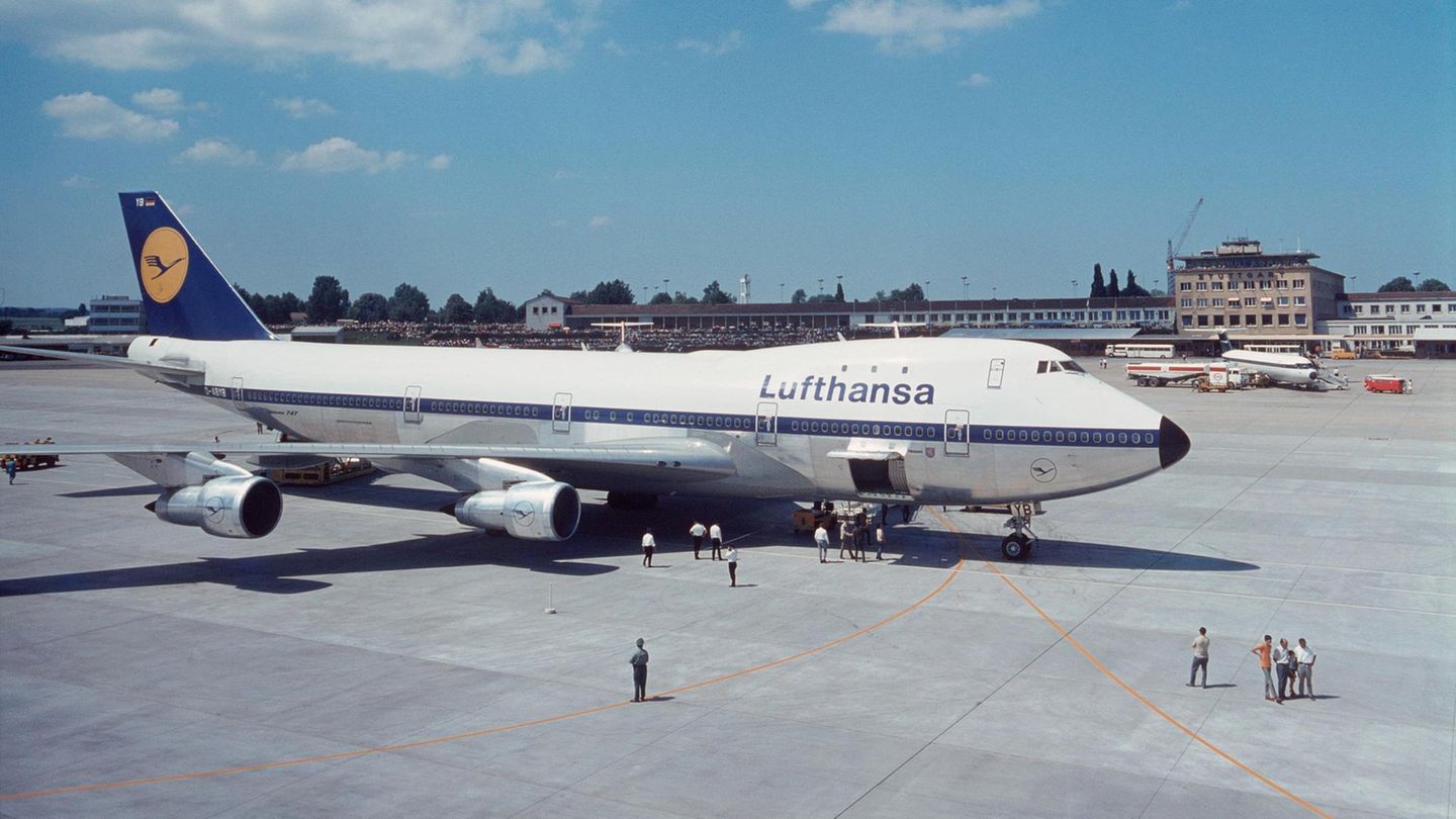 Erster Jumbo-Kunde in Europa war 1970 die Lufthansa. Mit heute 13 Maschinen vom Typ 747-400 und 19 Exemplaren der neuen 747-8 gehört die Lufthansa nach British Airways mit 36 Maschinen zu den größten Betreibern einer Jumbo-Passagierflotte.