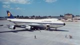 Erster Jumbo-Kunde in Europa war 1970 die Lufthansa. Mit heute 13 Maschinen vom Typ 747-400 und 19 Exemplaren der neuen 747-8 gehört die Lufthansa nach British Airways mit 36 Maschinen zu den größten Betreibern einer Jumbo-Passagierflotte.