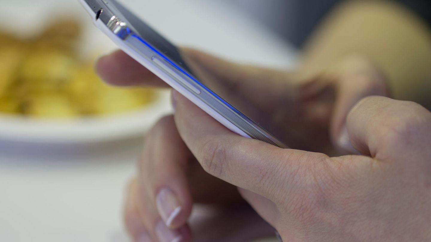 Eine Frau tippt auf einem Smartphone
