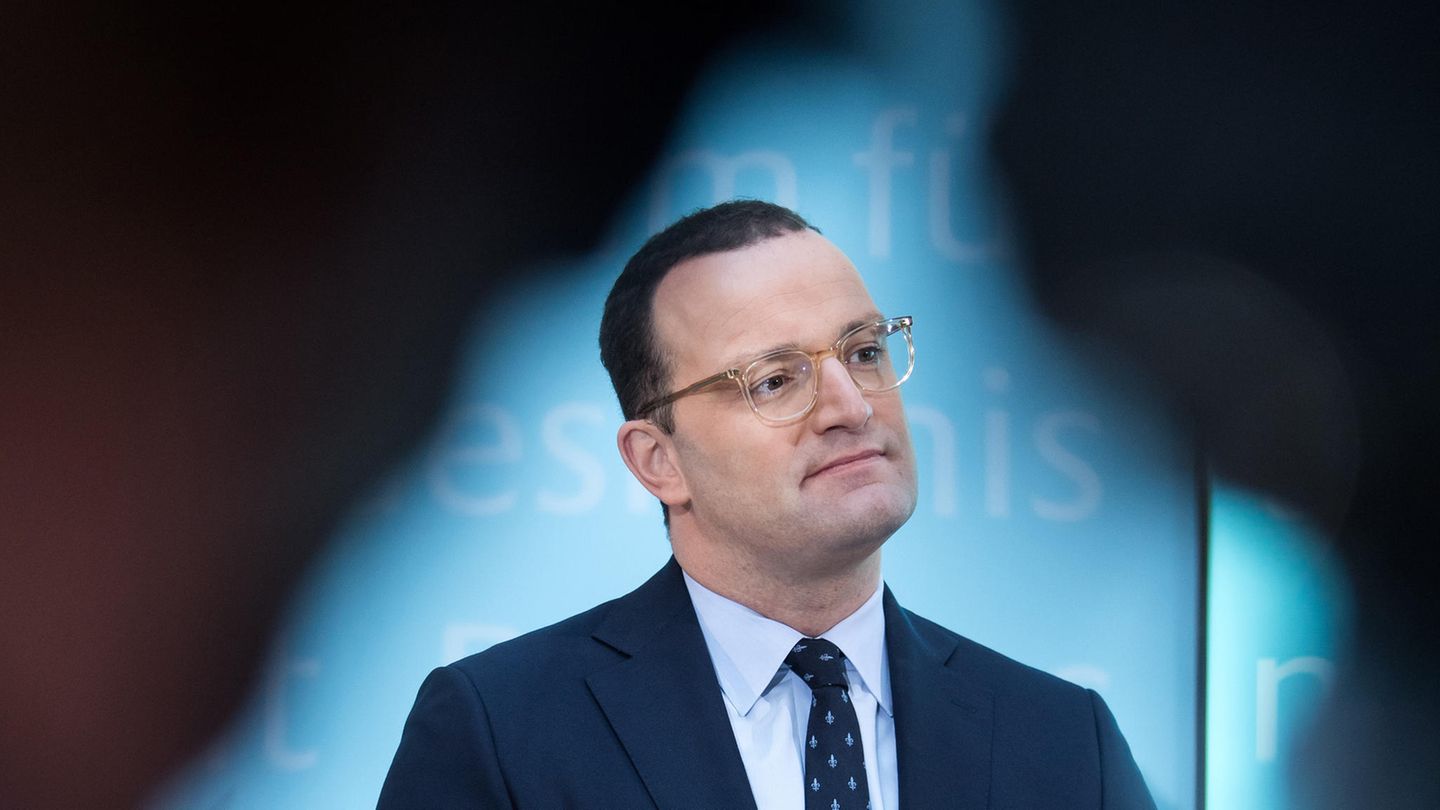 Jens Spahn steht auf einem Rednerpult