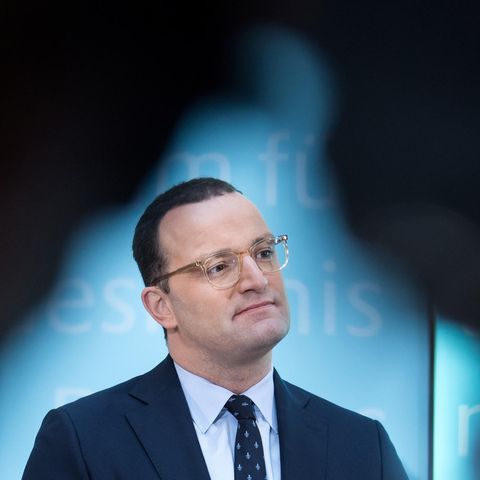 Jens Spahn steht auf einem Rednerpult