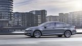 Die Limousine steht im Schatten des Variants