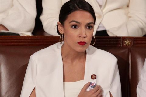 Die Demokratin Alexandra Ocasio-Cortez hält während der Rede von US-Präsident Donald Trump zur Lage der Nation ihre Hand einen Pin mit dem Foto eines in US-Obhut gestorbenen siebenjährigen Migranten-Mädchens.