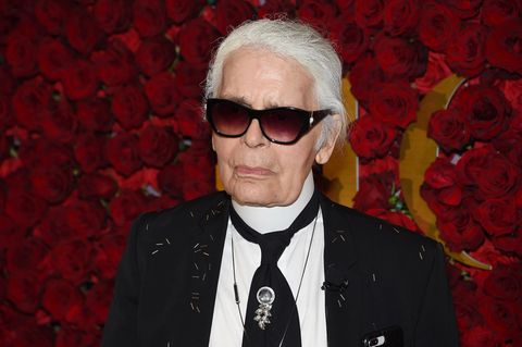 Karl Lagerfeld vor einer Wand voller Rosen