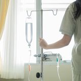 7. Respektieren Sie Grenzen und Selbstständigkeit  Wahrscheinlich neigen Sie dazu, sich vollends nach den Bedürfnissen des Kranken zu richten und ihm jeden Wunsch von den Augen ablesen zu wollen. Versuchen Sie, den Betroffenen damit nicht zu überfordern – auch und gerade ein kranker Mensch möchte nur bis zu einem bestimmten Grad unterstützt werden. Treffen Sie keine Entscheidungen über den Kopf des Betroffenen hinweg, auch wenn sie es damit eigentlich nur gut meinen. Versuchen Sie stattdessen, mit dem Betroffenen über seine Wünsche und Bedürfnisse zu sprechen und ihm auf diese Weise gezielt Hilfe zukommen zu lassen. 