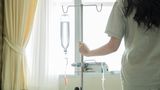 7. Respektieren Sie Grenzen und Selbstständigkeit  Wahrscheinlich neigen Sie dazu, sich vollends nach den Bedürfnissen des Kranken zu richten und ihm jeden Wunsch von den Augen ablesen zu wollen. Versuchen Sie, den Betroffenen damit nicht zu überfordern – auch und gerade ein kranker Mensch möchte nur bis zu einem bestimmten Grad unterstützt werden. Treffen Sie keine Entscheidungen über den Kopf des Betroffenen hinweg, auch wenn sie es damit eigentlich nur gut meinen. Versuchen Sie stattdessen, mit dem Betroffenen über seine Wünsche und Bedürfnisse zu sprechen und ihm auf diese Weise gezielt Hilfe zukommen zu lassen. 