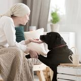 8. Verstecken Sie Ihre Angst und Trauer nicht  Angst ist ein ganz natürliches Gefühl im Umgang mit Krebs. Sie als Angehöriger oder Freund fürchten sich vermutlich am meisten davor, Ihren Liebsten durch die Krankheit zu verlieren oder haben Angst vor der Zukunft. Der Kranke fürchtet sich vermutlich vor Schmerzen oder hat Sorgen, wie die Familie ohne ihn auskommen soll. Wichtig ist, diese Ängste zuzulassen und offen über sie zu sprechen. Auch Tränen gehören dazu und sind ein wichtiges "Ventil für die Seele".