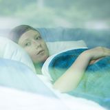 9. Nicht jeder Krebskranke will ein Kämpfer sein  Versuchen Sie, den Kranken nicht unter Druck zu setzen – etwa mit der Aufforderung, immer positiv zu denken oder gegen den Krebs anzukämpfen. Manchen Krebskranken mag diese Vorstellung motivieren, für andere ist sie eher belastend und löst Druck aus. Viele Krebskranke befürworten im Umgang mit der Diagnose eher eine sachliche, faktische Wortwahl. Doch das muss nicht auf jeden Erkrankten zutreffen. Fragen Sie im Zweifelsfall nach und seien Sie gnädig mit sich selbst: Es ist in Ordnung, nicht immer die richtigen Worte parat zu haben. 