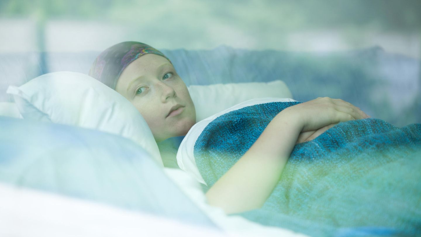 9. Nicht jeder Krebskranke will ein Kämpfer sein  Versuchen Sie, den Kranken nicht unter Druck zu setzen – etwa mit der Aufforderung, immer positiv zu denken oder gegen den Krebs anzukämpfen. Manchen Krebskranken mag diese Vorstellung motivieren, für andere ist sie eher belastend und löst Druck aus. Viele Krebskranke befürworten im Umgang mit der Diagnose eher eine sachliche, faktische Wortwahl. Doch das muss nicht auf jeden Erkrankten zutreffen. Fragen Sie im Zweifelsfall nach und seien Sie gnädig mit sich selbst: Es ist in Ordnung, nicht immer die richtigen Worte parat zu haben. 