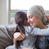 2. Nehmen Sie es nicht persönlich  Eine Krebs-Erkrankung ist nicht in wenigen Tagen überstanden. Betroffene durchlaufen während der Therapie oft viele Hochs und Tiefs. Phasen des Rückzugs und Phasen der Nähe können sich abwechseln. Versuchen Sie, es nicht persönlich zu nehmen, wenn sich Ihr Partner oder Freund zeitweilig zurückzieht, wütend oder traurig ist. Das bedeutet nicht, dass Ihre Unterstützung unerwünscht ist. Signalisieren Sie stattdessen, dass Sie jederzeit da sind, wenn Sie gebraucht werden. 