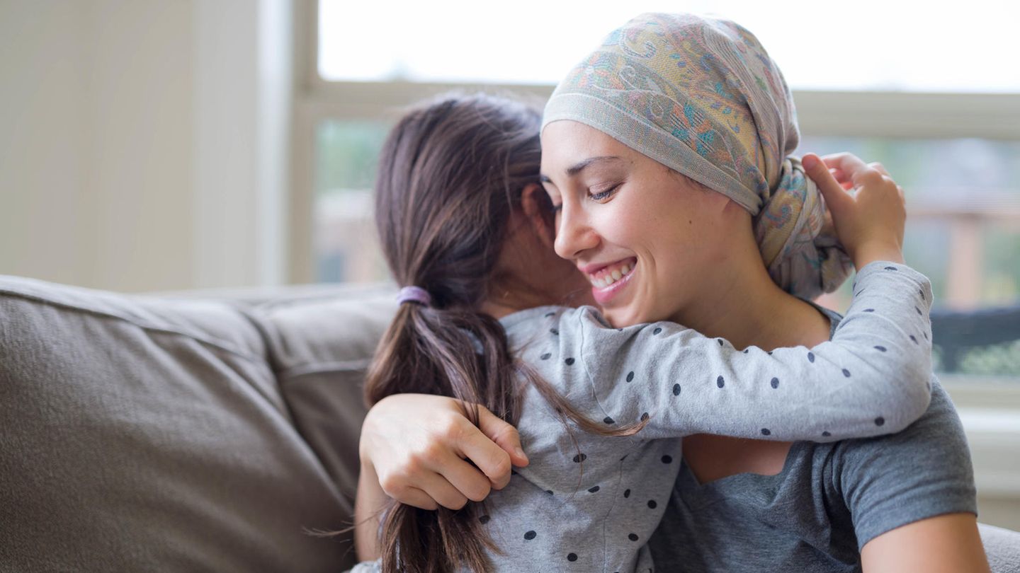 Plötzlich schwer krank: 2. Nehmen Sie es nicht persönlich Eine Krebs-Erkrankung ist nicht in wenigen Tagen überstanden. Betroffene durchlaufen während der Therapie oft viele Hochs und Tiefs. Phasen des Rückzugs und Phasen der Nähe können sich abwechseln. Versuchen Sie, es nicht persönlich zu nehmen, wenn sich Ihr Partner oder Freund zeitweilig zurückzieht, wütend oder traurig ist. Das bedeutet nicht, dass Ihre Unterstützung unerwünscht ist. Signalisieren Sie stattdessen, dass Sie jederzeit da sind, wenn Sie gebraucht werden. 2. Nehmen Sie es nicht persönlich Eine Krebs-Erkrankung ist nicht in wenigen Tagen überstanden. Betroffene durchlaufen während der Therapie oft viele Hochs und Tiefs. Phasen des Rückzugs und Phasen der Nähe können sich abwechseln. Versuchen Sie, es nicht persönlich zu nehmen, wenn sich Ihr Partner oder Freund zeitweilig zurückzieht, wütend oder traurig ist. Das bedeutet nicht, dass Ihre Unterstützung unerwünscht ist. Signalisieren Sie stattdessen, dass Sie jederzeit da sind, wenn Sie gebraucht werden.