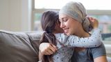 2. Nehmen Sie es nicht persönlich  Eine Krebs-Erkrankung ist nicht in wenigen Tagen überstanden. Betroffene durchlaufen während der Therapie oft viele Hochs und Tiefs. Phasen des Rückzugs und Phasen der Nähe können sich abwechseln. Versuchen Sie, es nicht persönlich zu nehmen, wenn sich Ihr Partner oder Freund zeitweilig zurückzieht, wütend oder traurig ist. Das bedeutet nicht, dass Ihre Unterstützung unerwünscht ist. Signalisieren Sie stattdessen, dass Sie jederzeit da sind, wenn Sie gebraucht werden. 