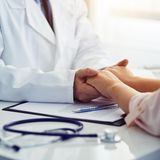 1. Signalisieren Sie: Ich bin da  Die Diagnose Krebs ist für Betroffene, Angehörige und Freunde zunächst ein Schock. Nehmen Sie sich die Zeit, die es braucht, um die Diagnose zu verarbeiten. Dieses Bedürfnis ist ganz normal. Langfristig gesehen ist Stille jedoch oft nicht zielführend. Trauen Sie sich, auf den Erkrankten zuzugehen und fragen Sie behutsam nach seinen Bedürfnissen: Wie erlebt er oder sie die aktuelle Situation? Was können Sie im Moment konkret tun, um die Situation erträglicher zu machen? 