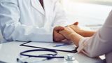 1. Signalisieren Sie: Ich bin da  Die Diagnose Krebs ist für Betroffene, Angehörige und Freunde zunächst ein Schock. Nehmen Sie sich die Zeit, die es braucht, um die Diagnose zu verarbeiten. Dieses Bedürfnis ist ganz normal. Langfristig gesehen ist Stille jedoch oft nicht zielführend. Trauen Sie sich, auf den Erkrankten zuzugehen und fragen Sie behutsam nach seinen Bedürfnissen: Wie erlebt er oder sie die aktuelle Situation? Was können Sie im Moment konkret tun, um die Situation erträglicher zu machen? 