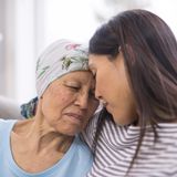 3. Holen Sie sich Hilfe   Eine Krebs-Erkrankung ist nicht nur körperlich, sondern auch psychisch belastend – auch für Angehörige. Wenn Sie merken, dass Sie die Situation an Ihre Grenzen bringt, sollten Sie sich Hilfe holen. In vielen Kliniken gibt es Hilfsangebote der Psychoonkologie, die sich an Erkrankte und deren Angehörige richten. Diese Abteilungen bieten sowohl Gesprächstherapien als auch ganz konkrete Hilfe bei rechtlichen und behördlichen Fragen. Womöglich tut Ihnen auch ein Gespräch in einer Selbsthilfegruppe gut. Gestehen Sie sich diese Unterstützung zu: Wer viel hilft, darf auch selbst Hilfe in Anspruch nehmen.