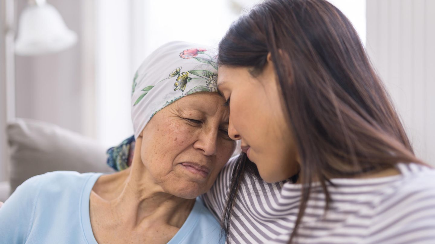 3. Holen Sie sich Hilfe   Eine Krebs-Erkrankung ist nicht nur körperlich, sondern auch psychisch belastend – auch für Angehörige. Wenn Sie merken, dass Sie die Situation an Ihre Grenzen bringt, sollten Sie sich Hilfe holen. In vielen Kliniken gibt es Hilfsangebote der Psychoonkologie, die sich an Erkrankte und deren Angehörige richten. Diese Abteilungen bieten sowohl Gesprächstherapien als auch ganz konkrete Hilfe bei rechtlichen und behördlichen Fragen. Womöglich tut Ihnen auch ein Gespräch in einer Selbsthilfegruppe gut. Gestehen Sie sich diese Unterstützung zu: Wer viel hilft, darf auch selbst Hilfe in Anspruch nehmen.