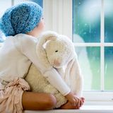 4. Suchen Sie sich Unterstützung im Alltag  Verwandte, Großeltern oder Freunde können im Alltag eine große Hilfe sein – ganz gleich, ob es darum geht, die Kinder von der Schule abzuholen, den Einkauf zu erledigen oder zu kochen. Sie müssen nicht alles alleine schultern. Überlegen Sie, an wen Sie sich wenden können, wenn Sie Ängste oder Sorgen plagen. 