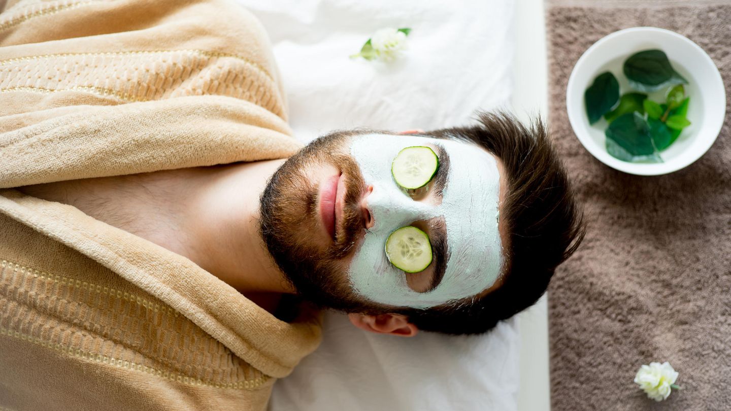 Mann mit Gesichtsmaske