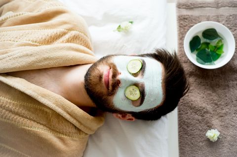 Mann mit Gesichtsmaske