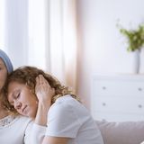 10. Schöne Momente zulassen  Es wird Tage geben, an denen die Krankheit, die Sorgen und Ängste im Vordergrund stehen. An anderen Tagen kann ein Stück Alltag zurückkehren. Sie müssen deshalb kein schlechtes Gewissen haben, auch wenn es Ihnen im ersten Moment schwer fallen sollte. Sie dürfen schöne Momente wie Sport oder Treffen mit Freunden genießen und daraus Kraft schöpfen. Nur wenn Sie auf sich selbst Acht geben, können Sie langfristig eine Stütze für Ihren krebskranken Freund oder Partner sein. Schaffen Sie nach Möglichkeit positive Erlebnisse für sich und den Kranken. Auch kleine Vorhaben – etwa ein Ausflug mit der Familie – helfen dabei, die Trauer und Sorgen für eine Weile auszublenden.  Quellen: Deutsches Krebsforschungszentrum DKFZ / Patientenleitlinie Psychoonkologie / "Die blauen Ratgeber – Hilfen für Angehörige" von der Deutschen Krebshilfe und der DKG-Krebsgesellschaft