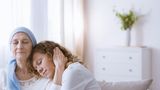 10. Schöne Momente zulassen  Es wird Tage geben, an denen die Krankheit, die Sorgen und Ängste im Vordergrund stehen. An anderen Tagen kann ein Stück Alltag zurückkehren. Sie müssen deshalb kein schlechtes Gewissen haben, auch wenn es Ihnen im ersten Moment schwer fallen sollte. Sie dürfen schöne Momente wie Sport oder Treffen mit Freunden genießen und daraus Kraft schöpfen. Nur wenn Sie auf sich selbst Acht geben, können Sie langfristig eine Stütze für Ihren krebskranken Freund oder Partner sein. Schaffen Sie nach Möglichkeit positive Erlebnisse für sich und den Kranken. Auch kleine Vorhaben – etwa ein Ausflug mit der Familie – helfen dabei, die Trauer und Sorgen für eine Weile auszublenden.  Quellen: Deutsches Krebsforschungszentrum DKFZ / Patientenleitlinie Psychoonkologie / "Die blauen Ratgeber – Hilfen für Angehörige" von der Deutschen Krebshilfe und der DKG-Krebsgesellschaft