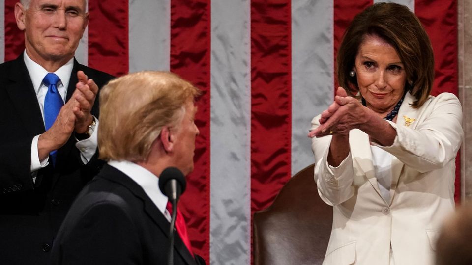 Nancy Pelosi scheint mit ihrem Applaus, Trump bei seiner Rede zur Lage der Nation zu verspotten