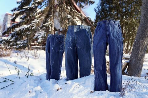 Unter dem Hashtag #frozenpantschallenge tauchen im Netz immer mehr Bilder von steif gefrorenen Hosen auf.