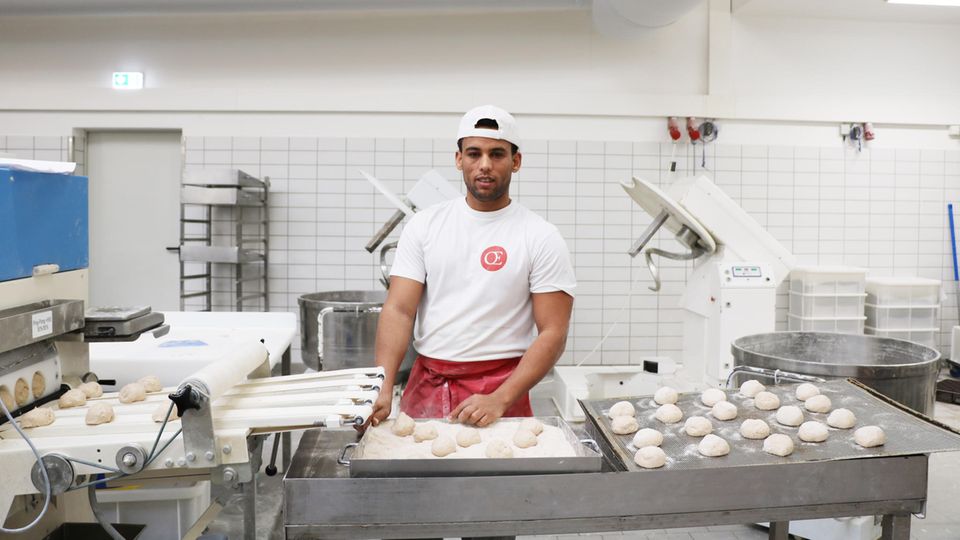 Früher Soldat, heute Bäcker: Abraham war früher Soldat. Heute backt er mit Leidenschaft Brötchen in Norddeutschland. Abraham war früher Soldat. Heute backt er mit Leidenschaft Brötchen in Norddeutschland.