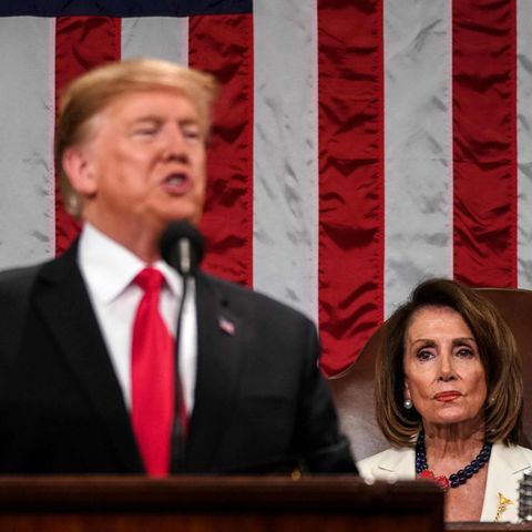 Donald Trump bei seiner Rede zur Lage der Nation. Hinter ihm sitzt Nancy Pelosi