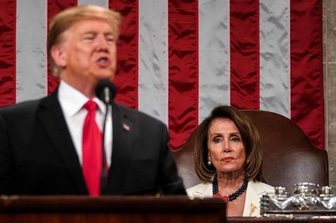 Donald Trump bei seiner Rede zur Lage der Nation. Hinter ihm sitzt Nancy Pelosi