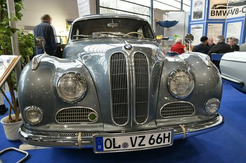 BMW 501 – der sportlich bequeme Reisewagen, mit Sechszylinder-Viertakt-Reihenmotor, 2,1 Liter, Baujahr 1957, hat 72 PS und geräuschloses Viergang-Getriebe- Die Höchstgeschwindigkeit beträgt 143 Km/h.