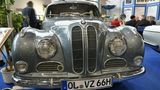BMW 501 – der sportlich bequeme Reisewagen, mit Sechszylinder-Viertakt-Reihenmotor, 2,1 Liter, Baujahr 1957, hat 72 PS und geräuschloses Viergang-Getriebe- Die Höchstgeschwindigkeit beträgt 143 Km/h.