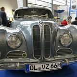 BMW 501 – der sportlich bequeme Reisewagen, mit Sechszylinder-Viertakt-Reihenmotor, 2,1 Liter, Baujahr 1957, hat 72 PS und geräuschloses Viergang-Getriebe- Die Höchstgeschwindigkeit beträgt 143 Km/h.