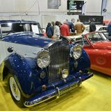 Rolls-Royce Silver Wraith. Der Wagen Baujahr 1950 - 6-Reihen-Zylinder, Hubraum 4226 ccm, 100 PS - wurde bei H.J.Mulliner gebaut.Die Karosserie ist als Touring-Limousine mit Trennwand ausgeführt. Wird für 69.000 Euro angeboten.