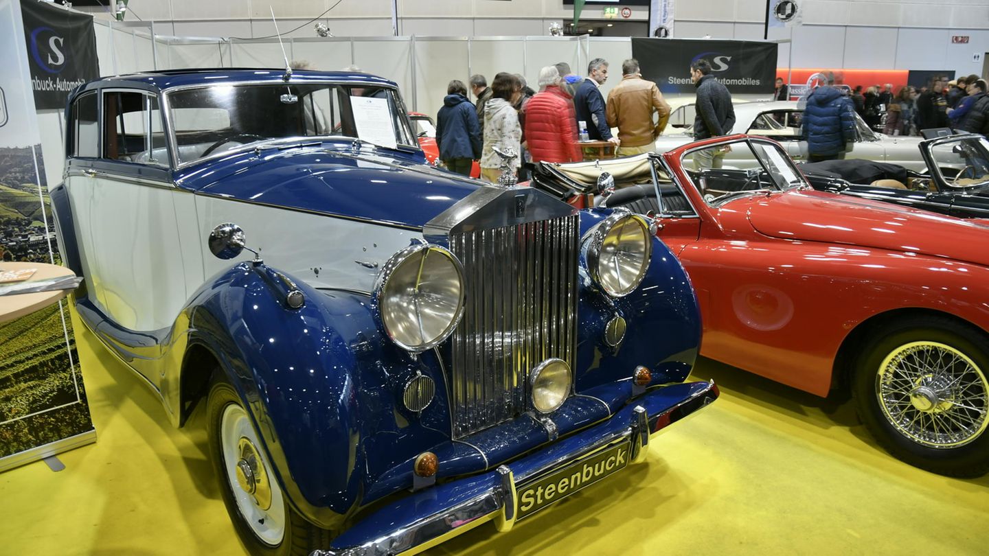 Rolls-Royce Silver Wraith. Der Wagen Baujahr 1950 - 6-Reihen-Zylinder, Hubraum 4226 ccm, 100 PS - wurde bei H.J.Mulliner gebaut.Die Karosserie ist als Touring-Limousine mit Trennwand ausgeführt. Wird für 69.000 Euro angeboten.