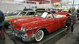  1958  Cadillac Serie 62 Convertible in "Dakota Red" mit rotem und weißem Leder ausgestatte. Dazu kommt das Black-Canvas-Convertible-Power-Top und ein 4-Gang-Automatik-Getriebe.  Der Kaufpreis beträgt 109.900 Euro.