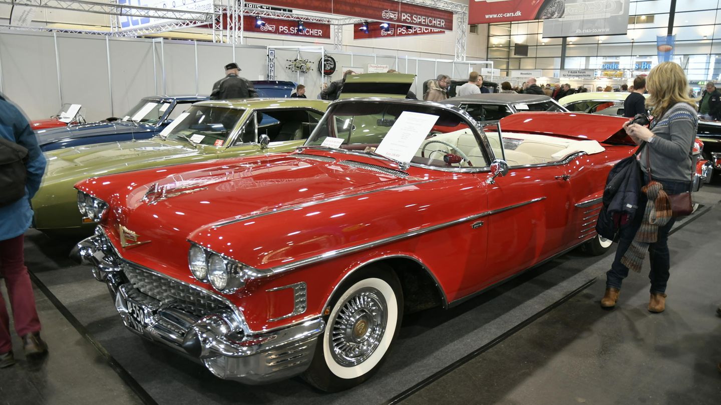  1958  Cadillac Serie 62 Convertible in "Dakota Red" mit rotem und weißem Leder ausgestatte. Dazu kommt das Black-Canvas-Convertible-Power-Top und ein 4-Gang-Automatik-Getriebe.  Der Kaufpreis beträgt 109.900 Euro.