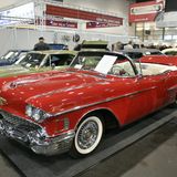  1958  Cadillac Serie 62 Convertible in "Dakota Red" mit rotem und weißem Leder ausgestatte. Dazu kommt das Black-Canvas-Convertible-Power-Top und ein 4-Gang-Automatik-Getriebe.  Der Kaufpreis beträgt 109.900 Euro.