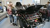 Beliebtes Fotomotiv : Das Mercedes 170 S Cabrio A von 1950. Mit passendem Koffersatz. Damaliger Kaufpreis betrug 15.800 DM. Eine lange Vita mit mehreren Besitzern schrieb hier interessante Autogeschichte.