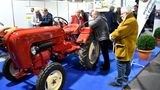 Der Porsche Traktor - Baujahr 1960, 14 PS - wurde von dem Projekt "Porsche Junior" restauriert. Mit dem Motto: "Aus der Lethargie in die Kreativität" läuft das Projekt, das Alt mit Jung im Team arbeiten lässt. Dieser Traktor wird demnächst in der Sendung "Bares für Rares" vorgestellt und bewertet.